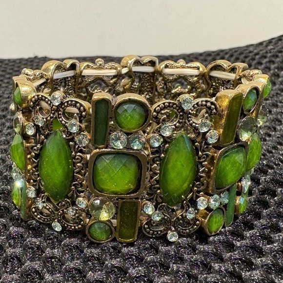 Bold Vintage Inspired Green Gold Tone Bracelet - Picture 10 of 10